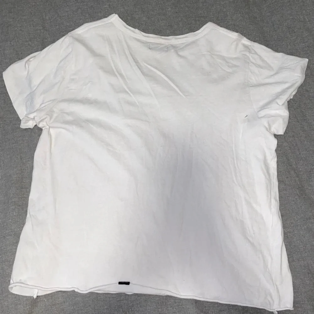 White T-shirt - Picture 3 of 3